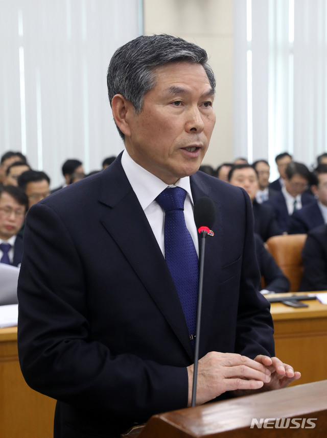 【서울=뉴시스】홍효식 기자 = 정경두 국방부 장관이 18일 오전 서울 여의도 국회 본청 국방위원회 회의실에서 열린 전체회의에서 업무보고를 하고 있다. 2019.03.18. yesphoto@newsis.com