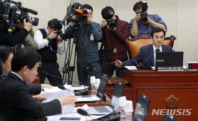 【서울=뉴시스】홍효식 기자 = 안규백 국회 국방위원장이 18일 오전 서울 여의도 국회 본청 국방위원회 회의실에서 열린 전체회의에서 의사봉을 두드리고 있다. 2019.03.18. yesphoto@newsis.com