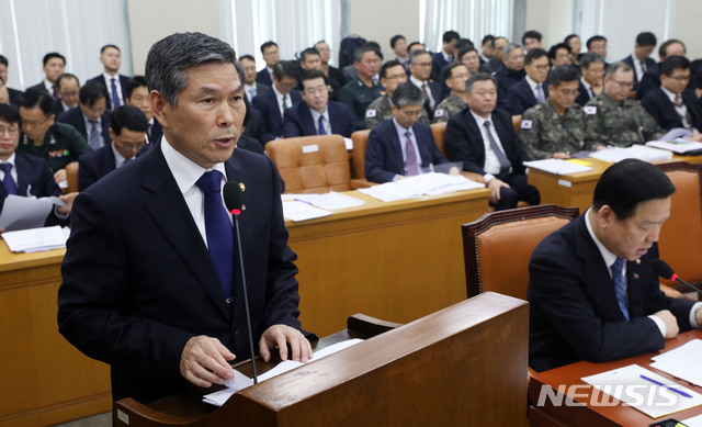 【서울=뉴시스】홍효식 기자 = 정경두 국방부 장관이 18일 오전 서울 여의도 국회 본청 국방위원회 회의실에서 열린 전체회의에서 업무보고를 하고 있다. 2019.03.18. yesphoto@newsis.com