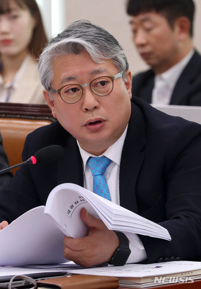 【서울=뉴시스】홍효식 기자 = 더불어민주당 조응천 의원이 18일 오전 서울 여의도 국회 본청 법제사법위원회 회의실에서 열린 전체회의에서 질의하고 있다. 2019.03.18.&nbsp; yesphoto@newsis.com