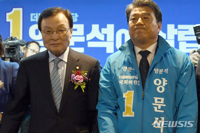 【통영=뉴시스】차용현 기자 = 18일 오전 경남 통영고성 4.3 보궐선거에 출마한 양문석 후보의 선거사무소 개소식에 참석한 더불어민주당 이해찬 대표가 양 후보와 기념촬영을 하고 있다. 2019.03.18. con@newsis.com