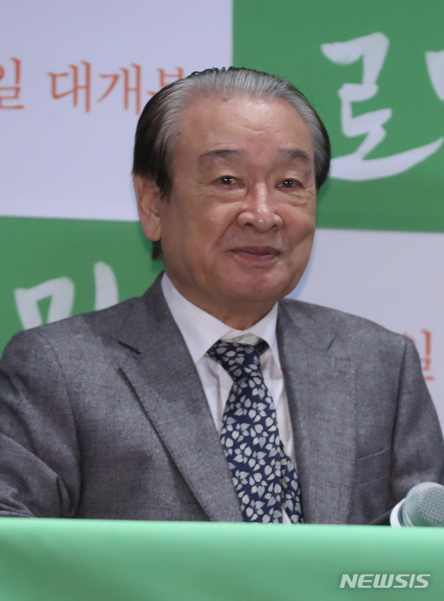 【서울=뉴시스】조수정 기자 = 배우 이순재가 영화 '로망' 시사회가 열린 18일 오후 서울 자양동 롯데시네마 건대입구에서 질문을 듣고 있다. 2019.03.18. chocrystal@newsis.com