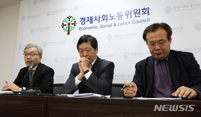 【서울=뉴시스】이영환 기자 = 18일 오후 서울 종로구 경제노동사회위원회에서 열린 노사관계 제도·관행 개선위원회 공익위원 기자간담회에서 박수근 위원장이 생각에 잠겨 있다. 왼쪽부터 이승욱 공익위원 간사, 박수근 위원장, 김인재 공익위원 간사. 2019.03.18.&nbsp; 20hwan@newsis.com