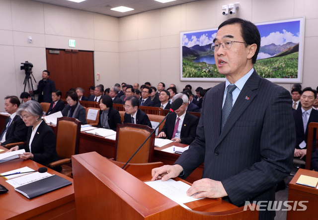 【서울=뉴시스】박영태 기자 = 18일 오후 서울 영등포구 여의도 국회에서 열린 국회 외교통일위원회 전체회의에서 조명균 통일부 장관이 업무보고를 하고 있다. 2019.03.18. since1999@newsis.com