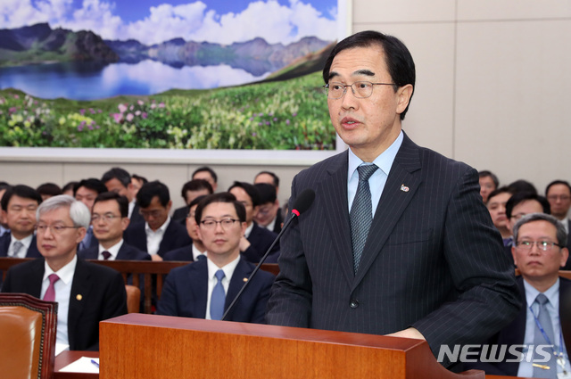 【서울=뉴시스】박영태 기자 = 18일 오후 서울 영등포구 여의도 국회에서 열린 국회 외교통일위원회 전체회의에서 조명균 통일부 장관이 업무보고를 하고 있다. 2019.03.18.since1999@newsis.com