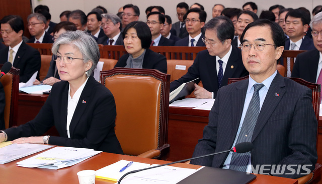 【서울=뉴시스】박영태 기자 = 18일 오후 서울 영등포구 여의도 국회에서 열린 국회 외교통일위원회 전체회의에 강경화 외교부 장관과 조명균 통일부 장관이 참석해 앉아 있다. 2019.03.18.since1999@newsis.com