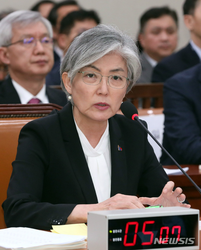 【서울=뉴시스】박영태 기자 = 18일 오후 서울 영등포구 여의도 국회에서 열린 국회 외교통일위원회 전체회의에서 강경화 외교부 장관이 의원 질의에 답변하고 있다. 2019.03.18.since1999@newsis.com