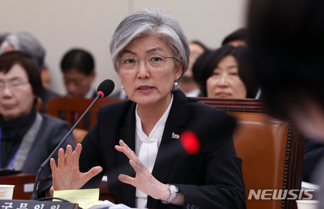 【서울=뉴시스】박영태 기자 = 18일 오후 서울 영등포구 여의도 국회에서 열린 국회 외교통일위원회 전체회의에서 강경화 외겨부 장관이 의원 질의에 답변하고 있다. 2019.03.18.since1999@newsis.com