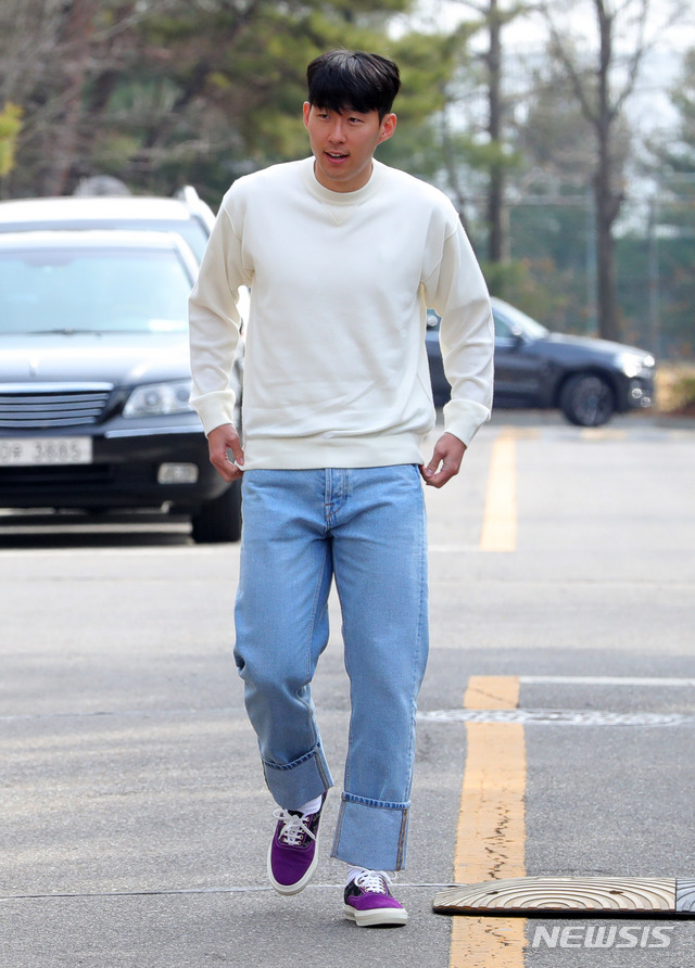 【파주=뉴시스】배훈식 기자 = 볼리비아와 콜롬비아와의 평가전을 앞두고 축구 국가대표팀에 소집된 손흥민이 18일 오후 경기 파주시 NFC(국가대표 트레이닝 센터)에 입소하고 있다. 2019.03.18. dahora83@newsis.com