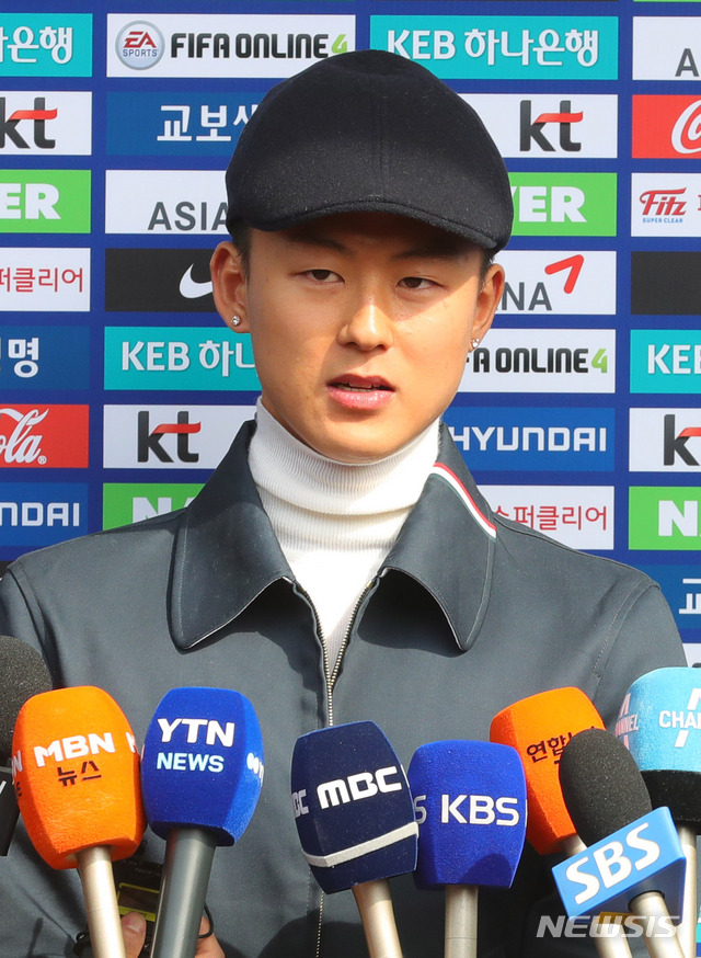 【파주=뉴시스】배훈식 기자 = 볼리비아와 콜롬비아와의 평가전을 앞두고 축구 국가대표팀에 소집된 이숭우가 18일 오후 경기 파주시 NFC(국가대표 트레이닝 센터)에 입소하며 인터뷰를 하고 있다. 2019.03.18. dahora83@newsis.com