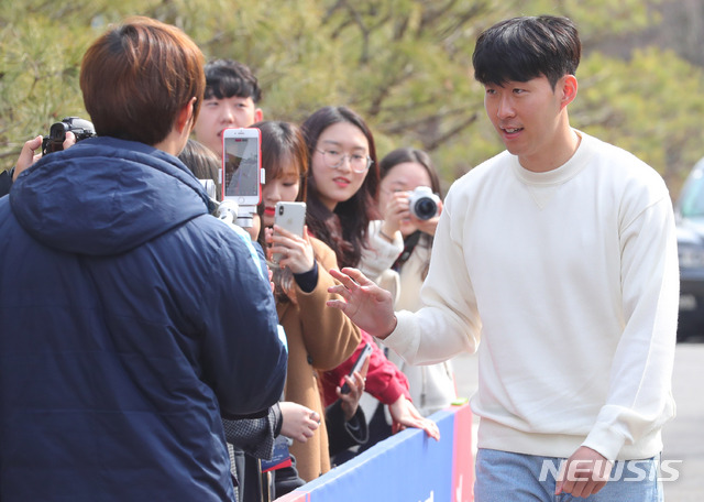 【파주=뉴시스】배훈식 기자 = 볼리비아와 콜롬비아와의 평가전을 앞두고 축구 국가대표팀에 소집된 손흥민이 18일 오후 경기 파주시 NFC(국가대표 트레이닝 센터)에 입소하며 팬들과 하이파이브를 하고 있다. 2019.03.18. dahora83@newsis.com