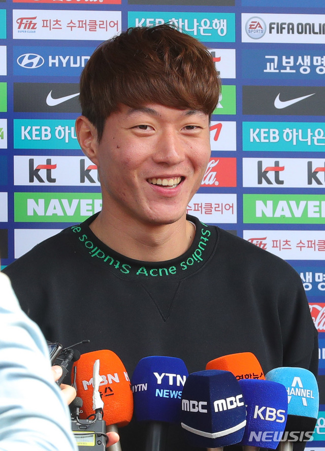 【파주=뉴시스】배훈식 기자 = 볼리비아와 콜롬비아와의 평가전을 앞두고 축구 국가대표팀에 소집된 황의조가 18일 오후 경기 파주시 NFC(국가대표 트레이닝 센터)에 입소하며 인터뷰를 하고 있다. 2019.03.18. dahora83@newsis.com