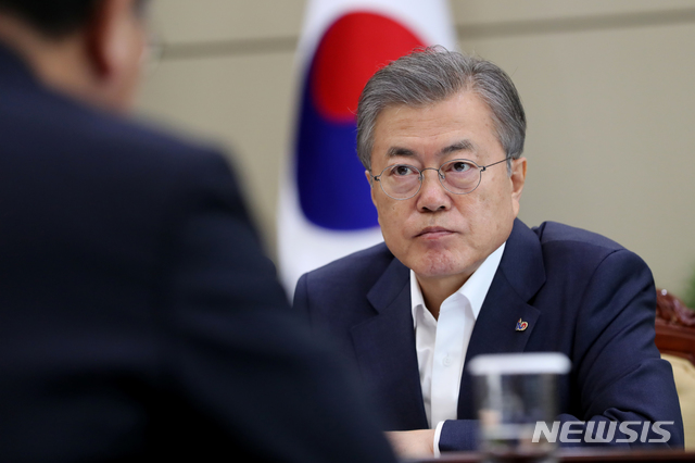 【서울=뉴시스】박진희 기자 = 문재인 대통령이 18일 청와대에서 박상기 법무부 장관과 김부겸 행정안전부 장관으로부터 장자연·김학의·버닝썬 사건 관련 업무 보고를 받고 있다. 2019.03.18. (사진=청와대 제공)&nbsp; pak7130@newsis.com 