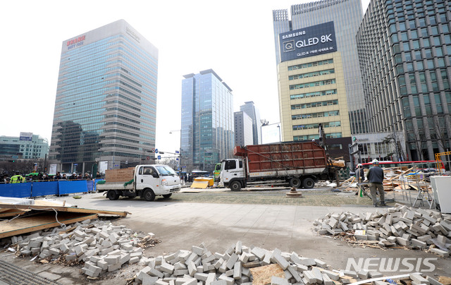 【서울=뉴시스】김선웅 기자 = 지난 18일 오후 서울 광화문광장 세월호 천막이 철거돼있다. 2019.03.18. mangusta@newsis.com