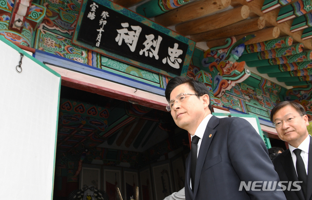 【통영=뉴시스】차용현 기자 = 18일 오후 자유한국당 황교안 대표가 경남 통영시 여황로에 위치한 충렬사를 찾아 참배하고 있다. 2019.03.18.    con@newsis.com