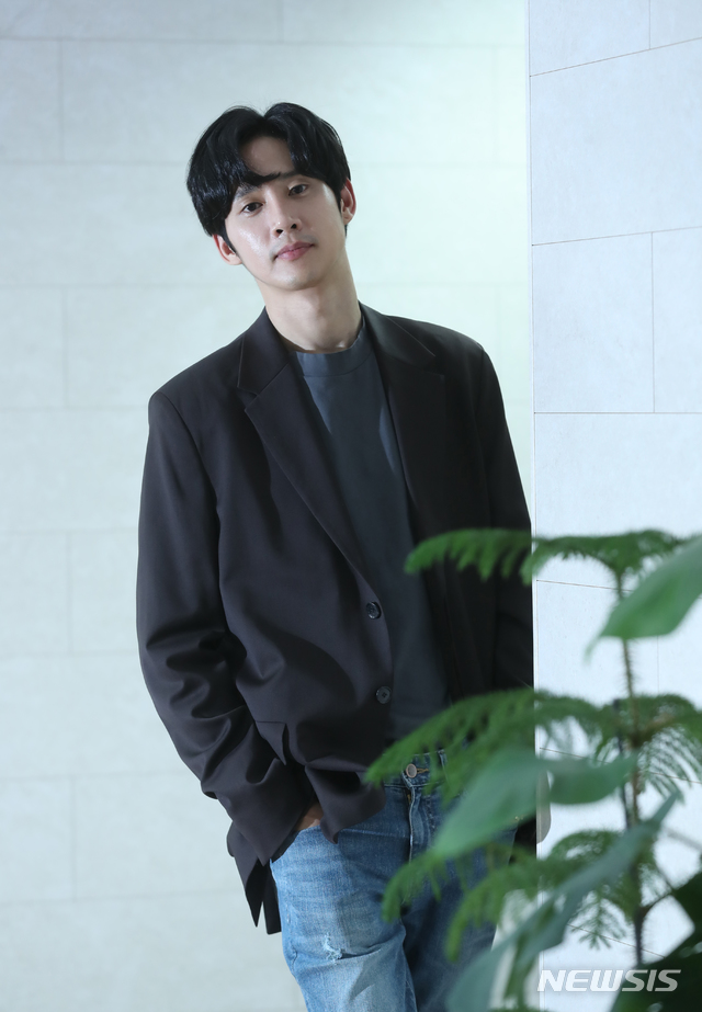 【서울=뉴시스】조수정 기자 = KBS 2TV 주말드라마 '하나뿐인 내편' 장고래 역으로 열연한 배우 박성훈이 18일 오후 서울 중구 충무로 뉴시스에서 인터뷰에 앞서 포즈를 취하고 있다. 2019.03.18. chocrystal@newsis.com