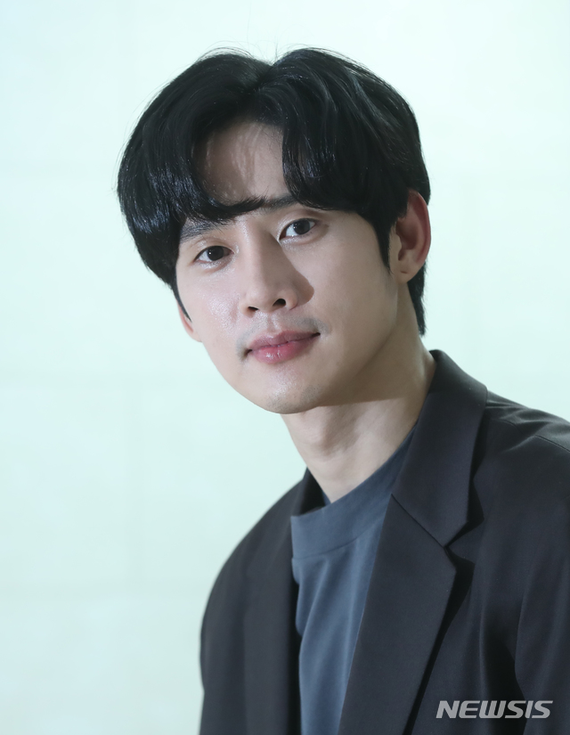 【서울=뉴시스】조수정 기자 = KBS 2TV 주말드라마 '하나뿐인 내편' 장고래 역으로 열연한 배우 박성훈이 18일 오후 서울 중구 충무로 뉴시스에서 인터뷰에 앞서 포즈를 취하고 있다. 2019.03.18. chocrystal@newsis.com