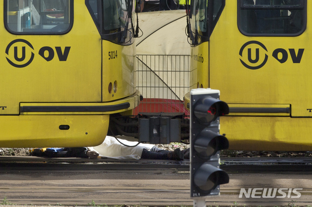 위트레흐트 시내 트램 철로 옆에 시신이 흰 담요에 덮여있다&nbsp; AP 