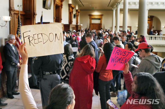 【애틀랜타=AP/뉴시스】미국 여성인권단체 회원들이 지난 18일 조지아주 애틀랜타에 있는 주의회에서 낙태금지법에 항의하는 피켓팅을 벌이고 있다. 2019.03.30