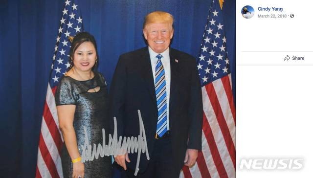 【서울=뉴시스】미국 민주당이 도널드 트럼프 대통령과 친분을 과시하며 성매매 스파를 운영하는 중국계 로비스트를 조사할 것을 촉구했다. 미 하원, 하원 사법 및 정보위원회 민주당 의원들은 18일(현지시간) 연방수사국(FBI)에 서한을 보내 “중국계 로비스트 신디 양(45·중국명 양리)와 연관된 최근 보도는 심각한 국가보안 우려를 제기한다”면서 조사를 촉구했다. 신디 양이 자신의 페이스북에 게재한 트럼프 대통령과의 사진. <사진출처: 페이스북> 2019.03.19
