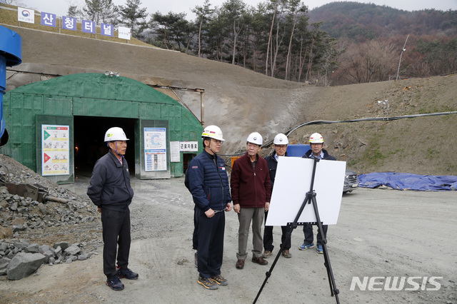【산청=뉴시스】정경규 기자 = 경남 산청군 밤머리재 터널 공사현장.