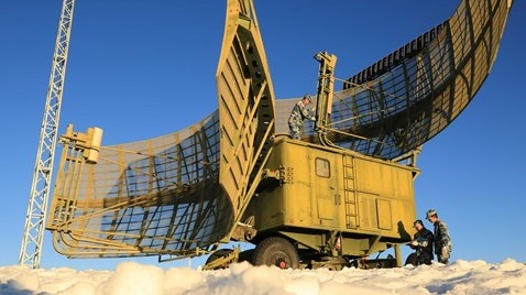 【서울=뉴시스】 2019년 3월 중국전자기술집단(CETC) 연구팀은 테라헤르츠파 프로트타입 개발에 성공했고, 2세대 프로토타입을 개발중이다. 2018년 12월10일 중국 남부전구 소속 군기지에서 병사들이 대형 레이더를 점검하고 있다. 2024.07.08.