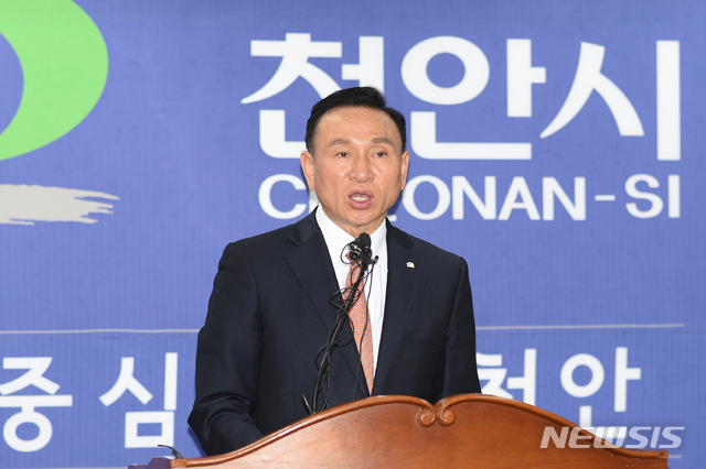 【천안=뉴시스】이종익 기자 = 구본영 충남 천안시장이 19일 오전 시청 브리핑실에서 천안시가 18일 대한민국 축구종합센터 후보지 8개 지자체에 포함된 것과 관련해 기자회견을 하고 있다. 2019.03.19. (사진=천안시 제공) photo@newsis.com 