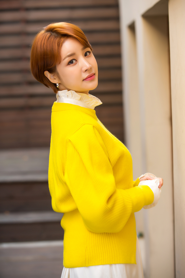 [인터뷰]윤진이, 돌아와 거울 앞에 서다···"그때는 몰랐어요"