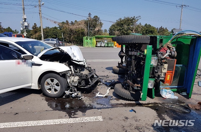 【서귀포=뉴시스】우장호 기자 = 19일 오전 11시51분께 제주 서귀포시 성산읍 고성리 인근 도로에서 한모(28)씨가 몰던 K5 렌터카 승용차와 강모(74·여)씨의 경운기가 충돌했다. 2019.03.19. (사진=동부소방서 제공) woo1223@newsis.com