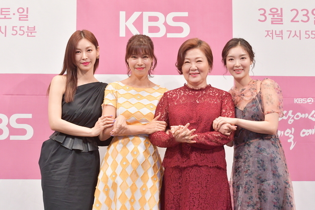 왼쪽부터 김소연, 유선, 김해숙, 김하경