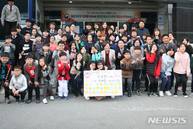 【홍천=뉴시스】박종우 기자 = 진선미 여성가족부 장관이 19일 오후 강원 홍천시 홍천청소년수련관을 방문해 방과후 수업을 듣는 학생들과 기념촬영을 하고 있다. 2019.03.19. jongwoo425@newsis.com