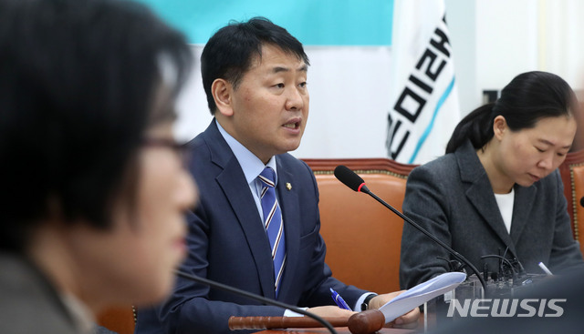 【서울=뉴시스】홍효식 기자 = 바른미래당 김관영 원내대표가 19일 오전 서울 여의도 국회에서 열린 원내대책회의에서 모두발언을 하고 있다. 2019.03.19. yesphoto@newsis.com