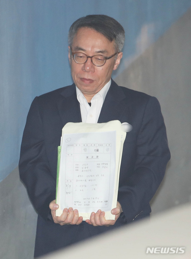 【서울=뉴시스】 고범준 기자 = 사법농단 의혹으로 재판에 넘겨진 임종헌 전 법원행정처 차장이 19일 오전 서울 서초구 서울중앙지방법원에서 열린 2차 공판에 출석하고 있다. 2019.03.19. bjko@newsis.com