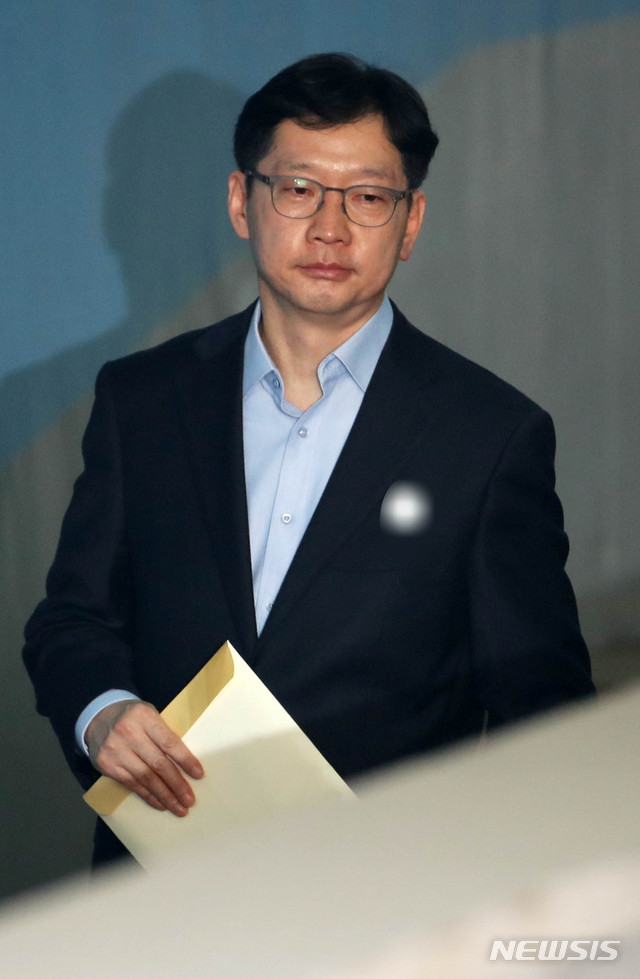 【서울=뉴시스】 고범준 기자 = 드루킹 댓글 조작에 가담한 혐의로 1심에서 실형을 선고받은 김경수 경남지사가 19일 오전 서울 서초구 서울고등법원에서 열린 항소심 재판에 출석하고 있다.&nbsp; 오늘 재판에서는 김 지사 측이 청구한 보석 심문도 함께 진행된다. 2019.03.19.&nbsp; bjko@newsis.com