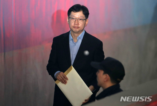 【서울=뉴시스】 고범준 기자 = 드루킹 댓글 조작에 가담한 혐의로 1심에서 실형을 선고받은 김경수 경남지사가 19일 오전 서울 서초구 서울고법에서 열린 항소심 공판에 출석하고 있다. 2019.03.19. bjko@newsis.com