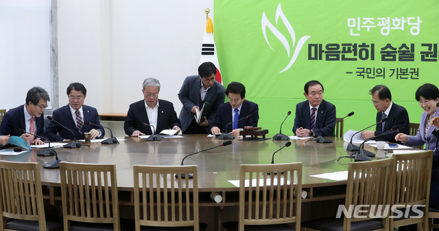 【서울=뉴시스】홍효식 기자 = 민주평화당 정동영 대표 등이 19일 오전 서울 여의도 국회에서 선거제 관련 비공개 의원총회에 참석해 자료를 살펴보고 있다. 2019.03.19. yesphoto@newsis.com