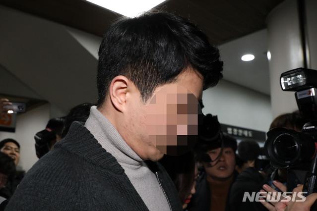 【서울=뉴시스】박미소 수습기자 = 클럽 버닝썬의 이문호 공동대표가 마약 투약 및 유통 혐의로 영장실질심사(피의자심문)을 받기 위해 지난달 19일 오전 서울 서초구 서울중앙지방법원에 출석하고 있다. 2019.03.19. misocamera@newsis.com