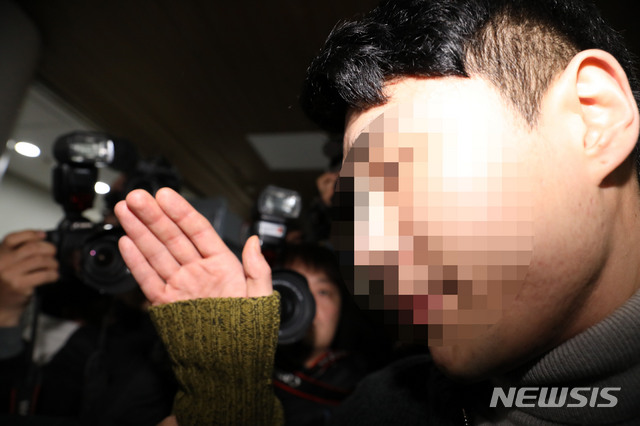 【서울=뉴시스】박미소 수습기자 = 클럽 버닝썬의 이문호 공동대표가 마약 투약 및 유통 혐의로 영장실질심사(피의자심문)을 받기 위해 19일 오전 서울 서초구 서울중앙지방법원에 출석하고 있다. 2019.03.19.&nbsp; misocamera@newsis.com