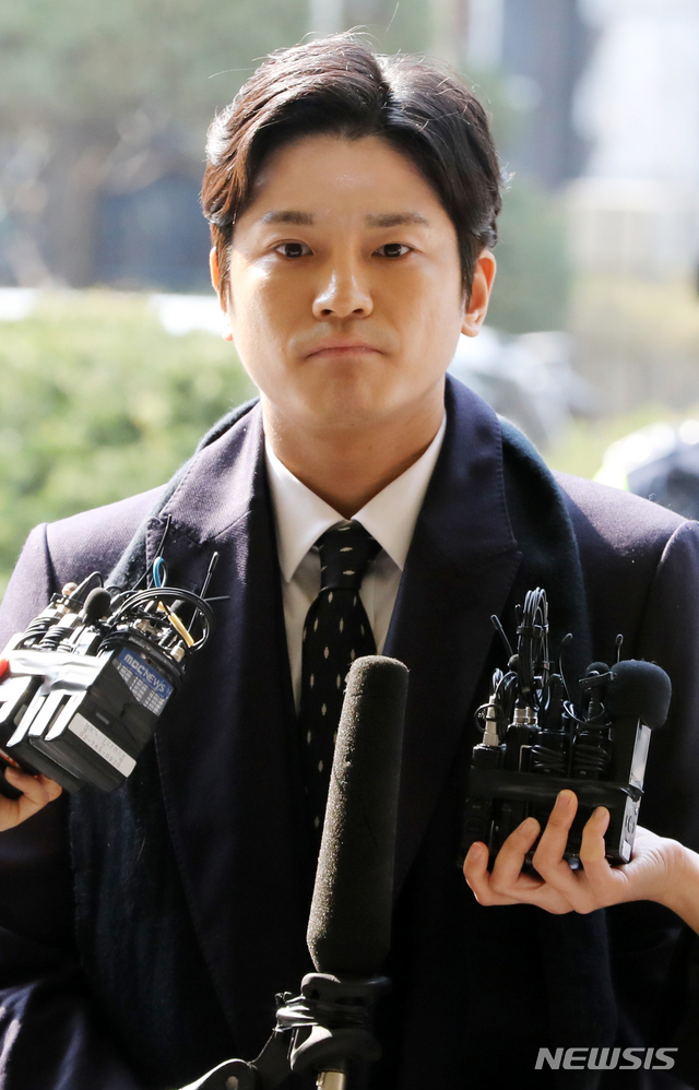 【서울=뉴시스】박주성 기자 = '버닝썬 사태' 최초 고발자인 폭행 사건 신고자 김상교 씨가 19일 오전 서울 종로구 서울지방경찰청으로 피고소인 신분으로 출석하고 있다. 2019.03.19.&nbsp; park7691@newsis.com