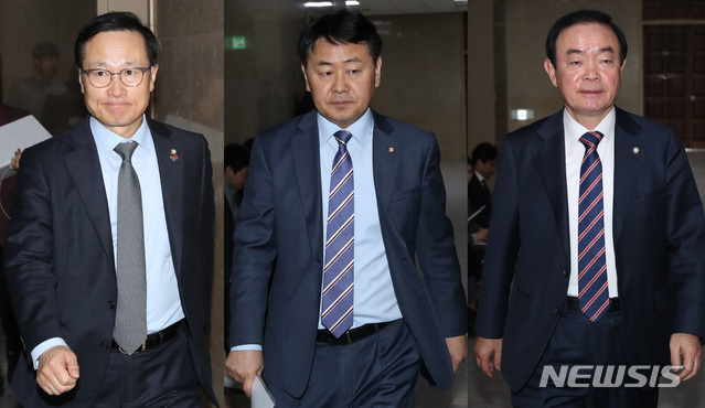 【서울=뉴시스】박영태 기자 = 19일 오전 서울 영등포구 여의도 국회 운영위원장실에서 열린 원내대표 회동에 홍영표 더불어민주당, 김관영 바른미래당, 장병완 민주평화당 원내대표가 참석하고 있다. 2019.03.19. since1999@newsis.com