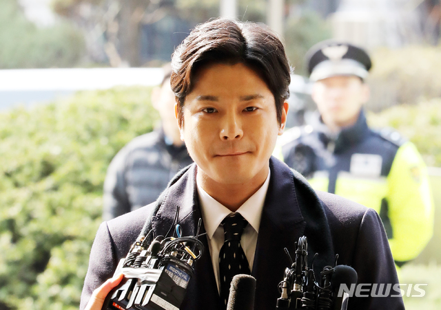 【서울=뉴시스】박주성 기자 = '버닝썬 사태' 최초 고발자인 폭행 사건 신고자 김상교 씨가 19일 오전 서울 종로구 서울지방경찰청으로 피고소인 신분으로 출석하고 있다. 2019.03.19.&nbsp; park7691@newsis.com 