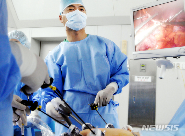 【화순=뉴시스】류형근 기자 = 화순전남대학교병원 암센터는 19일 광주·전남지역 암환자는 1만6404명(2016년 기준)이며 전남 남성들의 경우 전국적으로 유일하게 폐암 발병률이 높다고 밝혔다. 암 환자 수술을 하고 있는 의료진. 2019.03.19. (사진=화순전남대병원 제공) photo@newsis.com