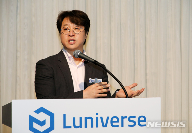 【서울=뉴시스】람다 256 박재현 대표가 19일 서울 강남구 역삼동 GS타워 아모리스 컨벤션에서 '루니버스 런칭 기자간담회'를 하고 있다. 두나무 블록체인 연구소 람다256(Lambda256)은 별도 독립법인으로 분사를 선언하고, 세계 최초로 컨소시엄 기반 블록체인 서비스 플랫폼 ‘루니버스’를 정식 런칭한다. 2019.03.19. (사진=두나무 제공) photo@newsis.com