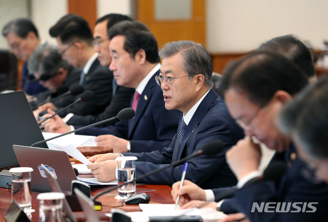 【서울=뉴시스】박진희 기자 = 문재인 대통령이 19일 청와대 본관에서 열린 제11회 국무회의를 주재하고 있다. 2019.03.19.&nbsp; pak7130@newsis.com