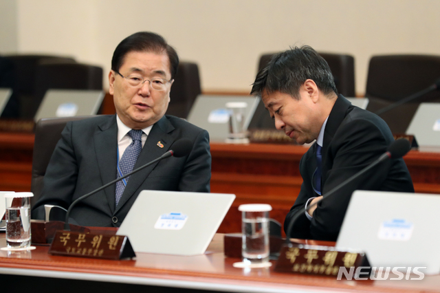 【서울=뉴시스】박진희 기자 = 정의용 국가안보실장과 윤도한 국민소통수석이 19일 청와대 본관에서 열린 제11회 국무회의에 앞서 대화를 하고 있다. 2019.03.19.&nbsp; pak7130@newsis.com