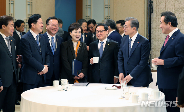 【서울=뉴시스】박진희 기자 = 문재인 대통령이 지난 달 19일 청와대 본관에서 제11회 국무회의 참석에 앞서 임기 종료를 앞둔 국무위원들과 차담을 하고 있다.왼쪽부터 도종환 문화체육관광부 장관, 김영춘 해양수산부 장관, 김부겸 행정안전부 장관, 김현미 국토교통부 장관, 유영민 과학기술정보통신부 장관, 문재인 대통령, 이낙연 국무총리. 2019.03.19.  pak7130@newsis.com