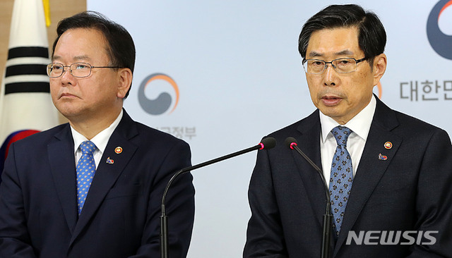 【서울=뉴시스】박주성 기자 = 박상기(오른쪽) 법무부 장관과 김부겸 행정안전부 장관이 19일 오전 서울 세종로 정부서울청사 브리핑룸에서 과거사위원회 활동 및 버닝썬 수사 관련 법무부-행안부 합동 브리핑을 하고 있다.  이날 박상기 법무부 장관은 김학의·장자연·용산 사건 진상규명을 위한 검찰 과거사위원회의 활동기한 연장 요구를 수용했고, 김부겸 행정안전부 장관인 “경찰관의 유착 관련 비위가 사실로 밝혀질 경우 지위고하를 막론하고 엄벌에 처하도록 하겠다”며 “대형 클럽 주변 불법행위에 대해서는 전국의 지방경찰청을 일제히 투입해 단속 수사함으로써 관련 범죄를 발본색원하겠다”고 말했다. 2019.03.19.  park7691@newsis.com