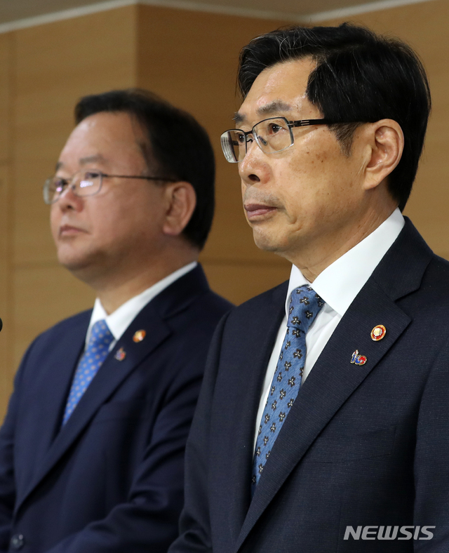 【서울=뉴시스】박주성 기자 = 박상기(오른쪽) 법무부 장관과 김부겸 행정안전부 장관이 19일 오전 서울 세종로 정부서울청사 브리핑룸에서 과거사위원회 활동 및 버닝썬 수사 관련 법무부-행안부 합동 브리핑을 하고 있다.  이날 박상기 법무부 장관은 김학의·장자연·용산 사건 진상규명을 위한 검찰 과거사위원회의 활동기한 연장 요구를 수용했고, 김부겸 행정안전부 장관인 “경찰관의 유착 관련 비위가 사실로 밝혀질 경우 지위고하를 막론하고 엄벌에 처하도록 하겠다”며 “대형 클럽 주변 불법행위에 대해서는 전국의 지방경찰청을 일제히 투입해 단속 수사함으로써 관련 범죄를 발본색원하겠다”고 말했다. 2019.03.19.  park7691@newsis.com