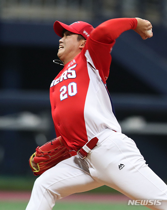 【서울=뉴시스】김진아 기자 = 19일 서울 고척스카이돔에서 열린 2019 KBO리그 시범경기 KIA타이거즈와 키움히어로즈 경기, KIA 김기훈이 역투하고 있다. 2019.03.19. bluesoda@newsis.com