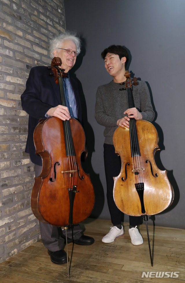 【서울=뉴시스】조수정 기자 = 10년 만에 내한공연하는 첼로 거장 로런스 레서( Laurence Lesser)와 제자인 첼리스트 문태국(오른쪽)이 19일 오전 서울 서초동 예술의전당에서 인터뷰에 앞서 포즈를 취하며 대화를 나누고 있다. 로런스 레서는 세계 클래식 역사상 손꼽히는 명 첼리스트 파블로 카잘스, 가스파르 카사도, 그레고르 피아티고르스키와 같은 인물들과 행보를 같이 해온 세계 첼로계의 살아있는 유산과 같은 인물이다. 로런스 레서는 21일 오후 8시 금호아트홀에서 열리는 '2019 금호아트홀 기획공연 아름다운 목요일'에서 '위대한 첼로' 시리즈로 독주 무대를 펼친다. 문태국은 최근 인터내셔널 데뷔앨범 '첼로의 노래'를 발매하고 22일 오후 8시 예술의전당 IBK챔버홀에서 앨범 발매를 기념해 피아니스트 한지호와 듀오 리사이틀을 연다. 2019.03.19. chocrystal@newsis.com
